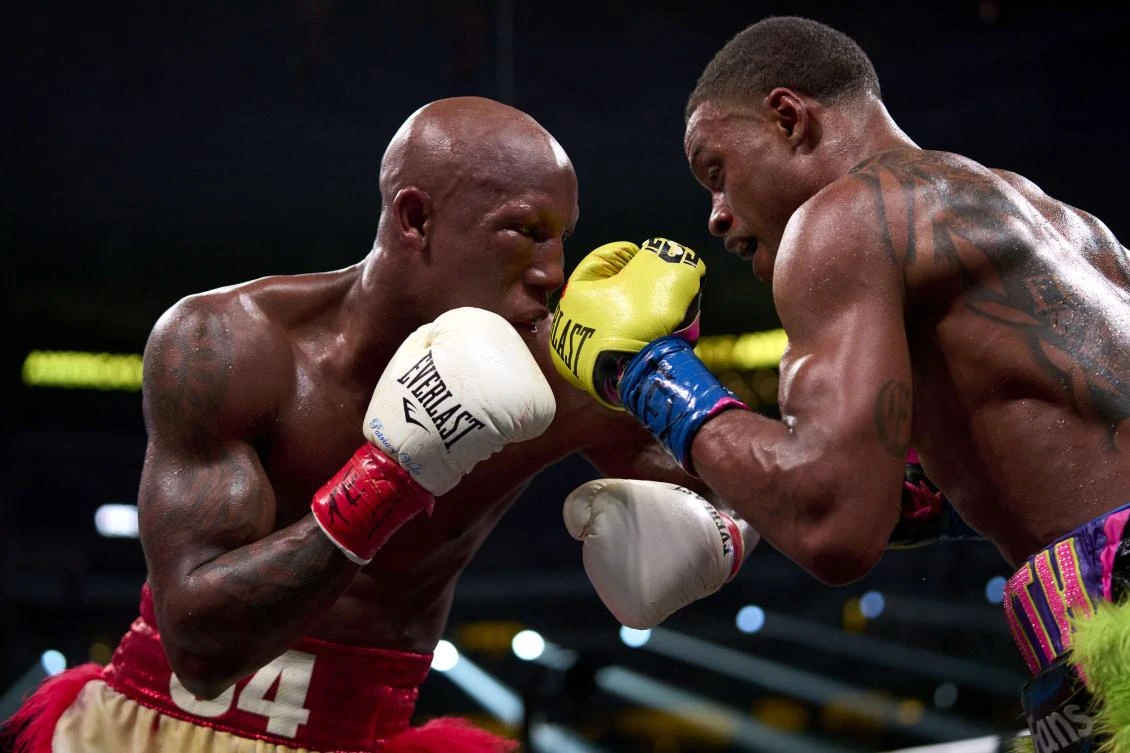 Spence adds third title belt with TKO over WBA champ Ugás
