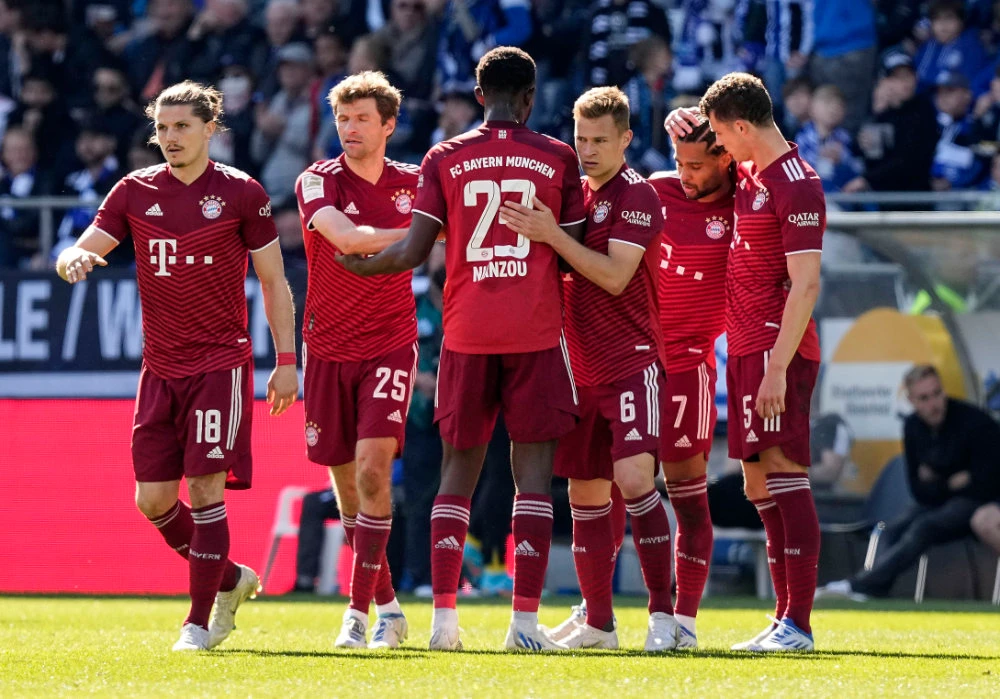 Bayern's Serge Gnabry, 2nd from right, is celebrated after he scored his side's second goal during the German Bundesliga soccer match between Arminia Bielefeld and Bayern Munich in Bielefeld, Germany, Sunday, April 17, 2022. (AP)