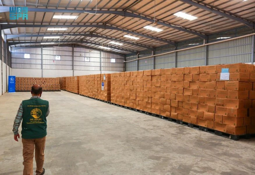 More than 2,700 tons of dates have been handed over to representatives of the World Food Program (WFP) in the Yemeni city of Aden by KSrelief. (SPA)