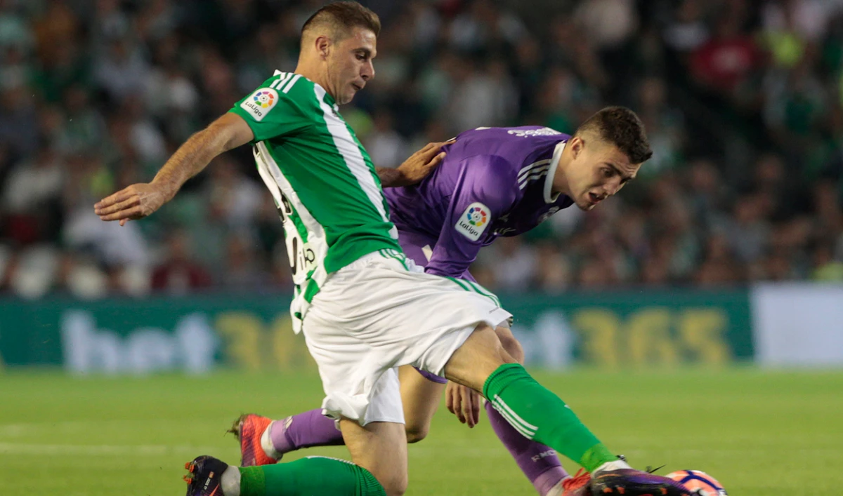 Betis' Joaquin Sanchez, left, up against Real Madrid's Mateo Kovacic during their La Liga soccer match at the Benito Villamarin stadium, in Seville, Spain, on Oct. 15, 2016. (AP)