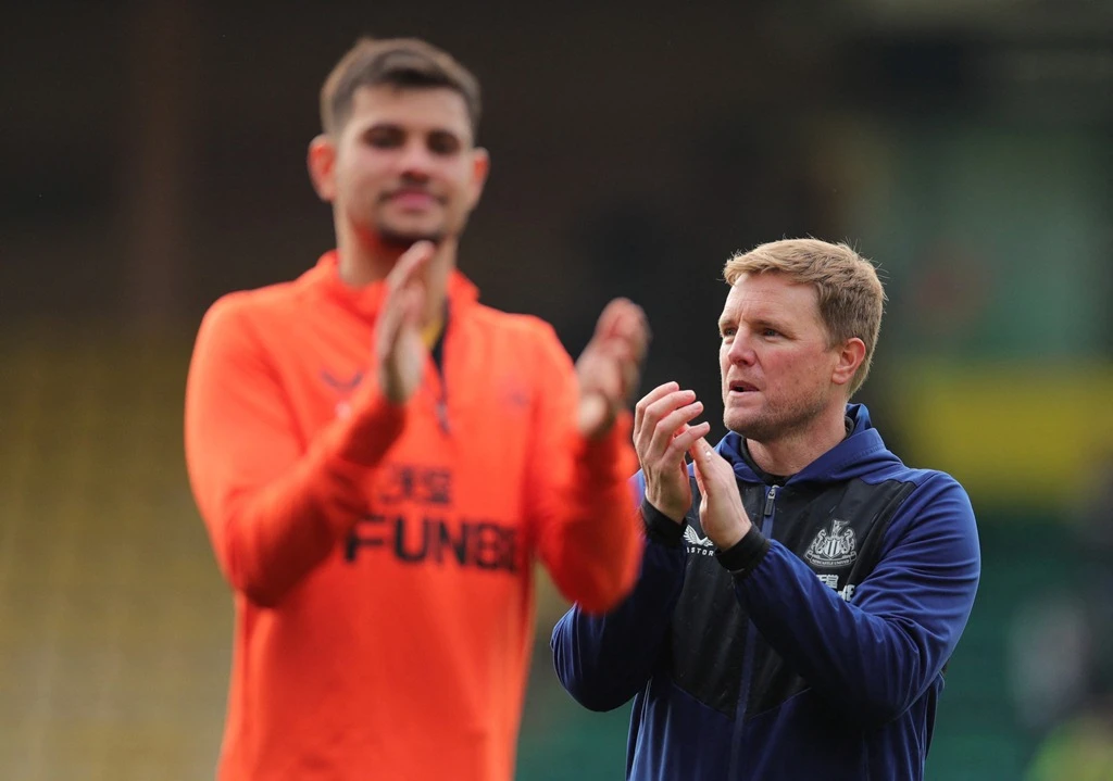 Newcastle United manager Eddie Howe and Bruno Guimaraes applaud fans after their Premier League match against Norwich City at Carrow Road, Norwich on Saturday. (Reuters)