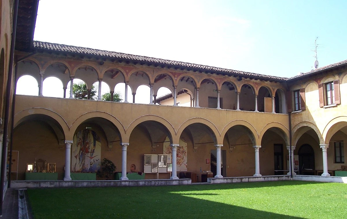 The cloister of the monastery and church of the Most Holy Body of Christ in Brescia. (Wikimedia Commons)
