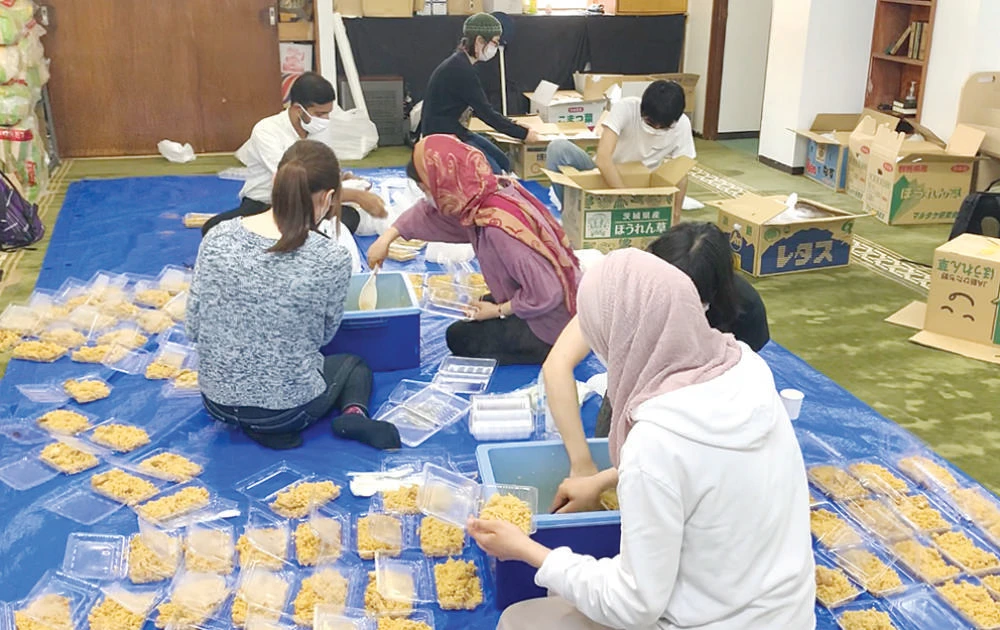 Volunteers help prepare iftar meals to distribute to people facing economic difficulties, especially since the COVID-19 pandemic. (ANJ Pierre Boutier)