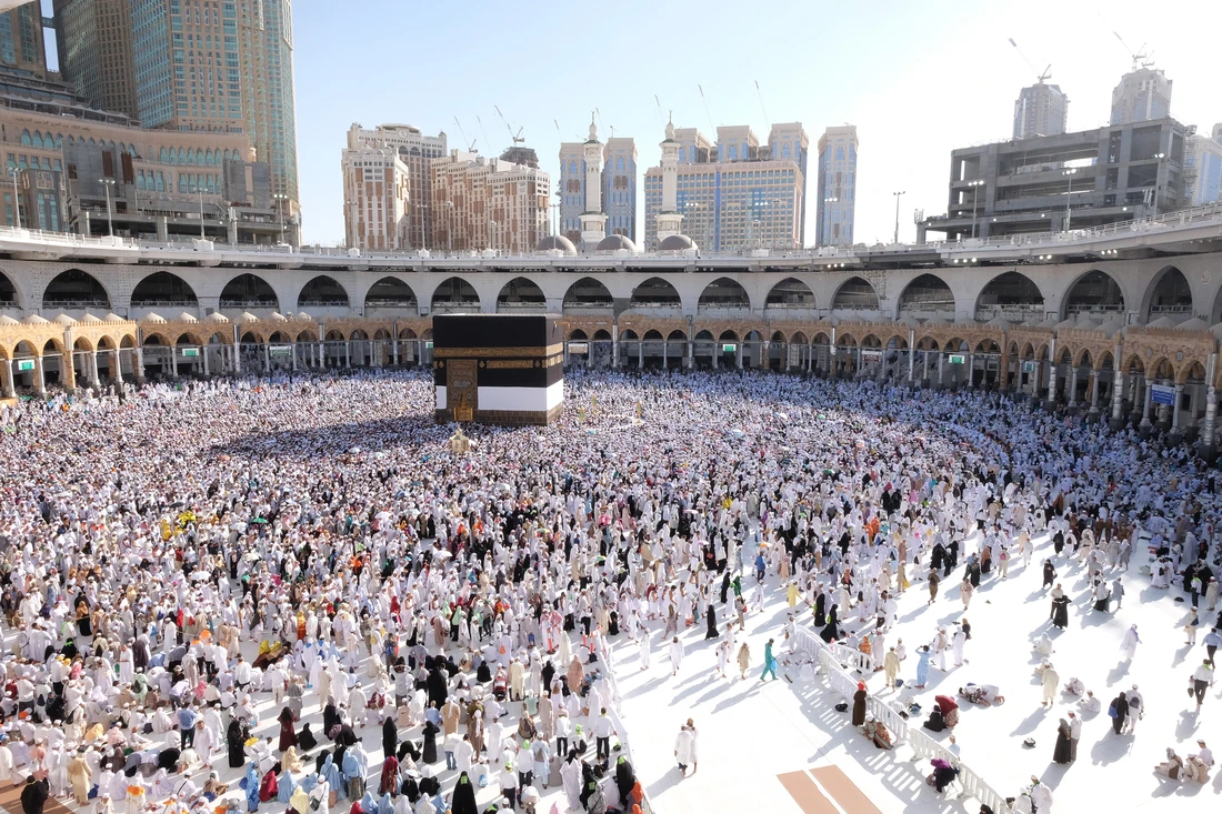 Saudi Arabia’s Ministry of Hajj and Umrah has fined 10 Umrah companies $13,000 each for failing to provide adequate services to pilgrims. (File/Shutterstock)