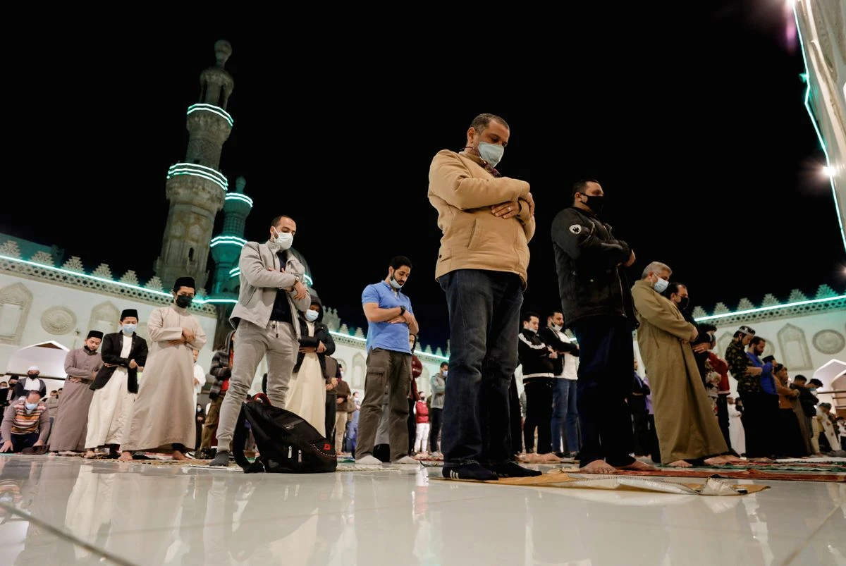 Muslims perform evening Tarawih prayers inside Al-Azhar Mosque on the holy fasting month of Ramadan, amid the coronavirus disease (COVID-19) pandemic in the old Islamic area of Cairo, Egypt, April 13, 2021. (Reuters)