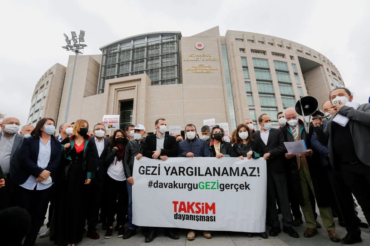 Lawyers and opposition lawmakers gather in front of the Justice Palace in support for Osman Kavala. (File: Reuters)