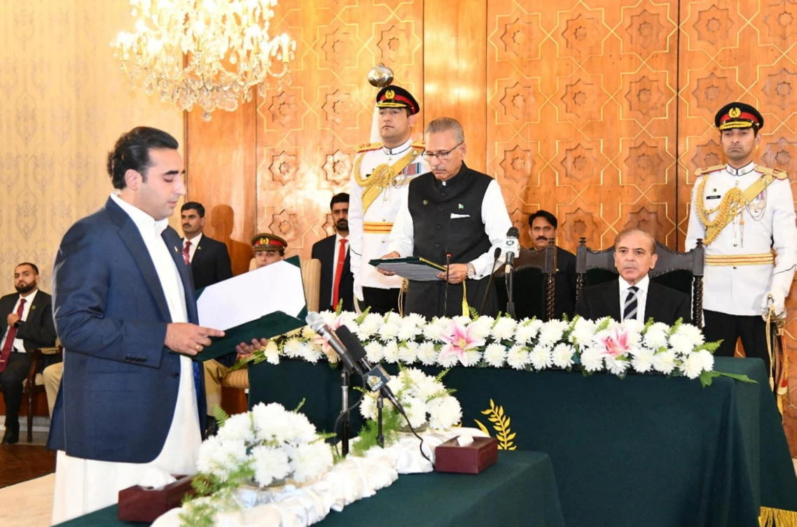 Bilawal Bhutto Zardari receives the portfolio of Pakistan FM, Islamabad, Apr. 27, 2022. (Reuters)