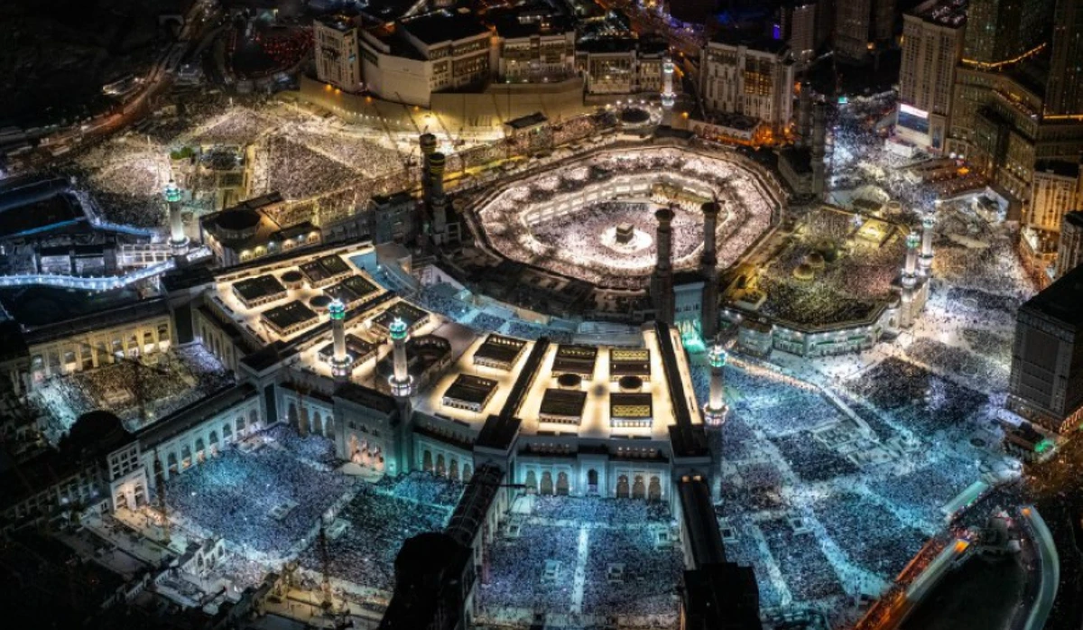 Worshippers pray at the Grand Mosque in Makkah on the 27th night of Ramadan. (@ReasahAlharmain)