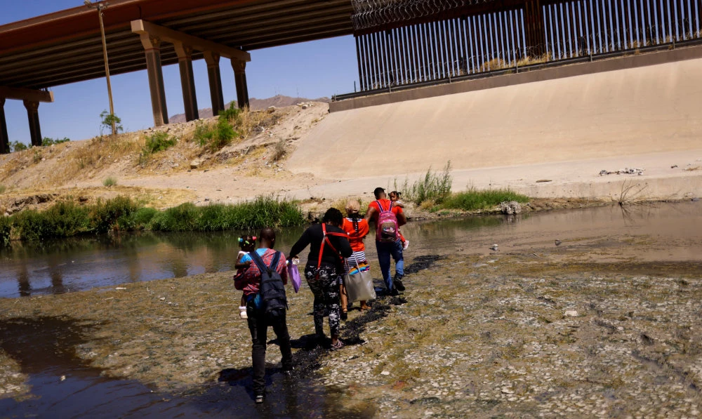 Asylum-seeking migrants from Haiti cross the Rio Bravo river to turn themselves in to U.S Border Patrol agents to request asylum in El Paso, Texas, U.S., as seen from Ciudad Juarez, Mexico April 22, 2022. (Reuters)