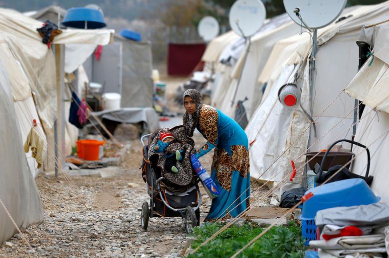 A Syrian mother and child in Nizip refugee camp, Gaziantep province, Turkey, Nov. 30, 2016. (Reuters)