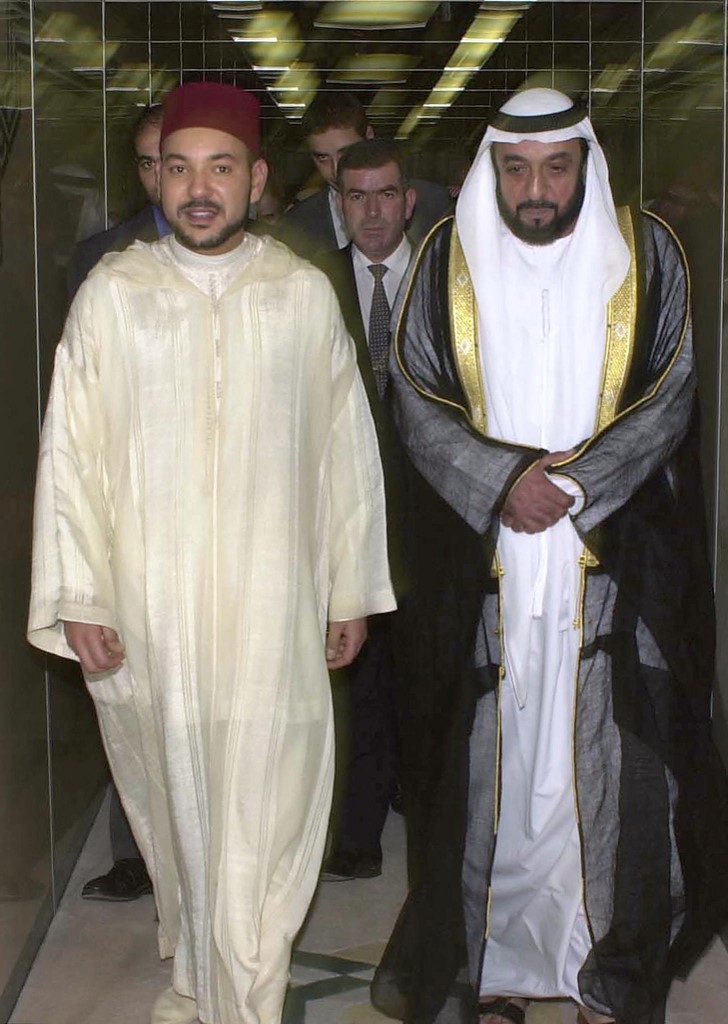 King Mohammed VI of Morocco (L) is received by Sheikh Khalifa bin Zayed on Dec. 27, 1999. (AFP)