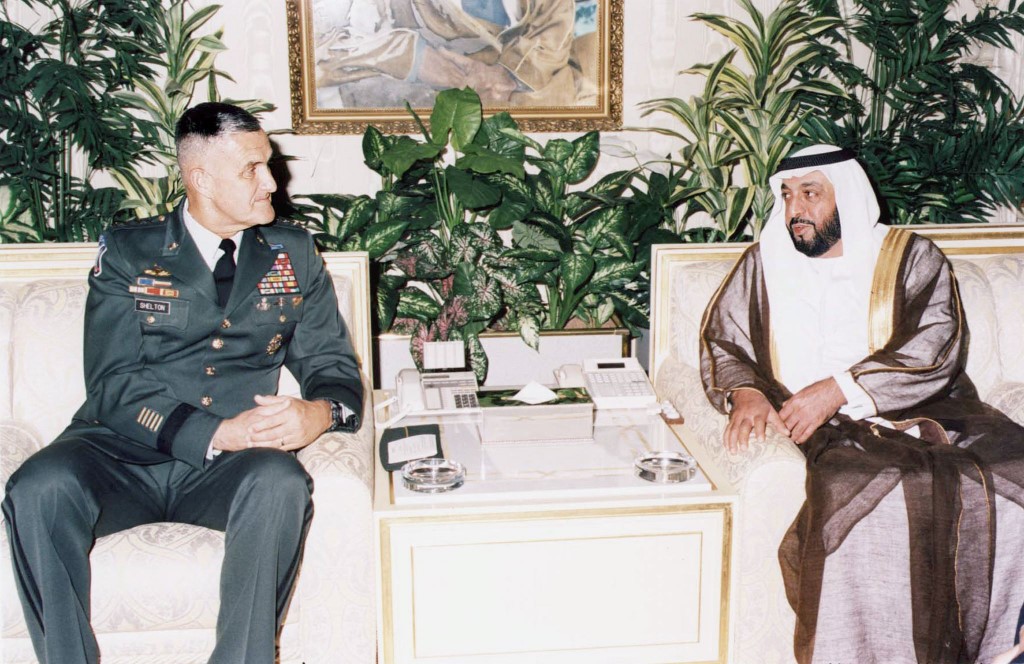 Sheikh Khalifa ibn Zayed al-Nahayan (R) receives Chairman of the US Joint Chiefs of Staff, General Henry Shelton, Sept. 2, 1998. (AFP)