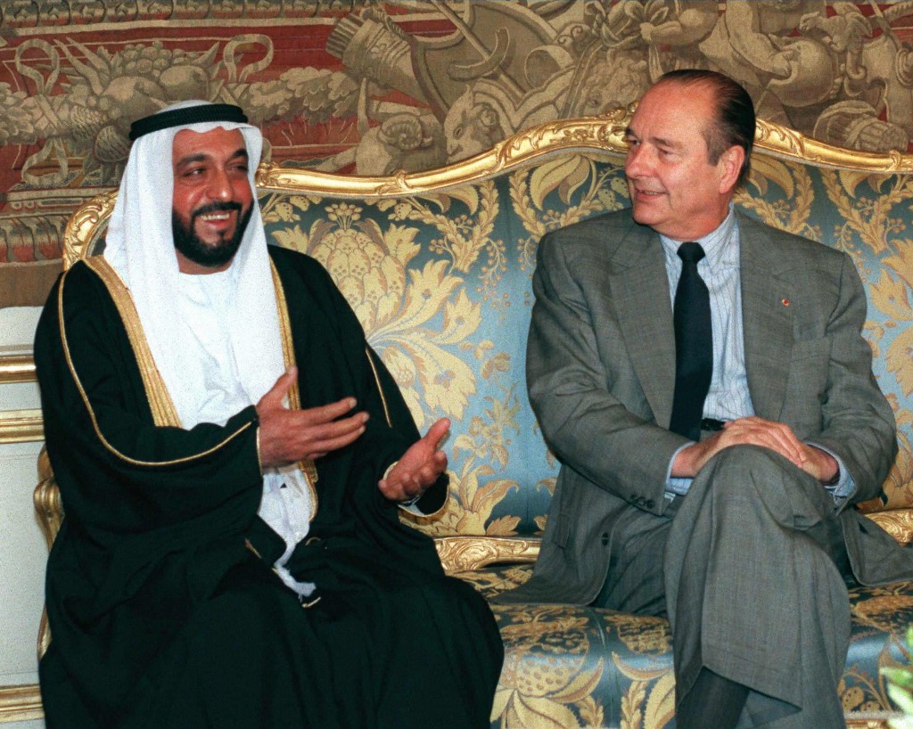Sheikh Khalifa chatting with French President Jacques Chirac 26 May, 1998. (AFP)