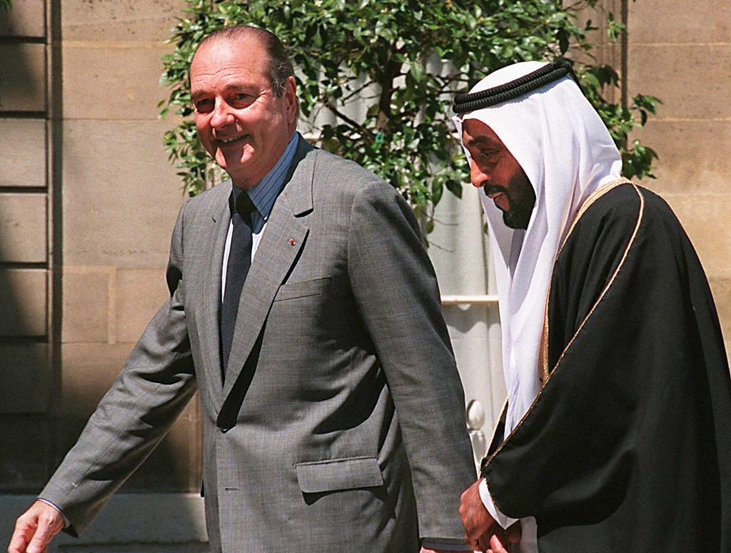 Sheikh Khalifa chatting with French President Jacques Chirac 26 May, 1998. (AFP)