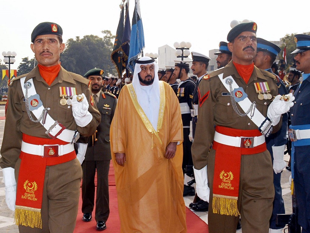 Sheikh Khalifa bin Zayed inspects the Pakistani Military Honor Guard during a ceremony upon his arrival in Islamabad, 27 December 2005. (AFP)