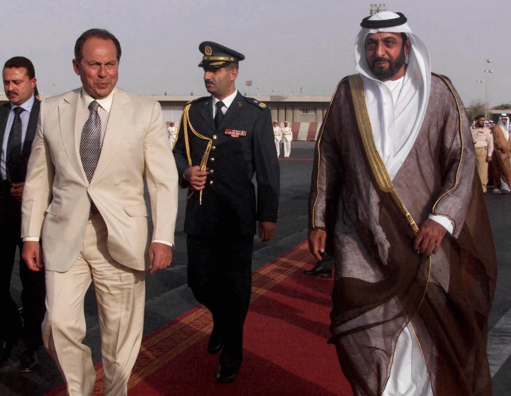 Sheikh Khalifa walks with Lebanese President Emile Lahoud (L) upon his arrival at Abu Dhabi airport 17 April 2000. (AFP)