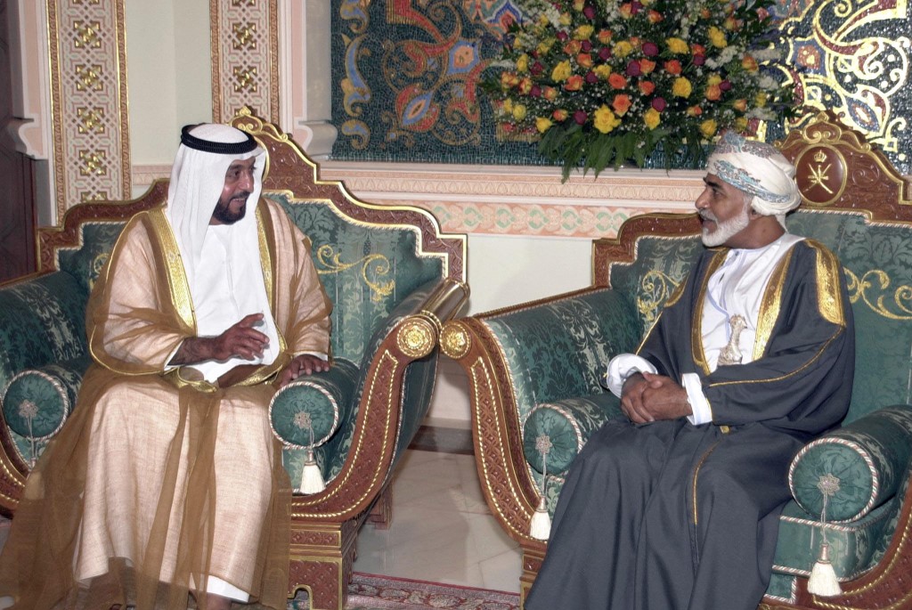 Sheikh Khalifa bin Zayed meets with Omani leader Sultan Qaboos (R) in Muscat 26 February, 2000. (AFP)