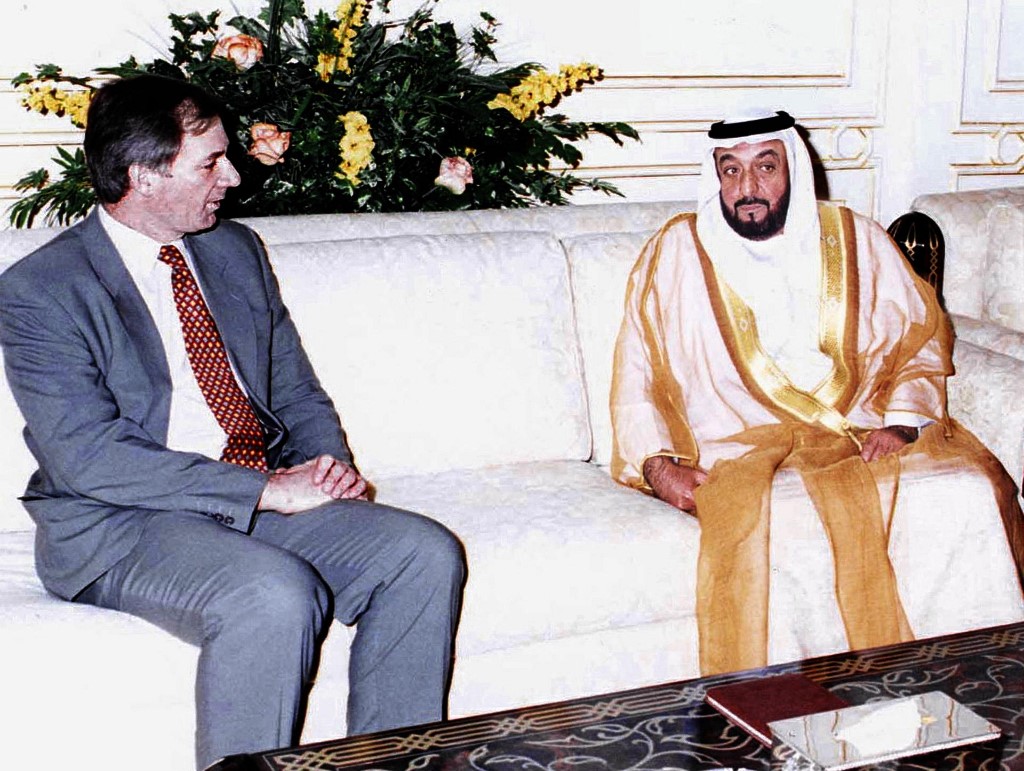 Sheikh Khalifa bin Zayed (R), Sheikh Khalifa meets with British Defense Secretary Geoffrey Hoon in February 2000 in Abu Dhabi. (AFP)