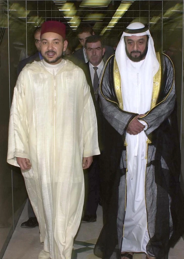 King Mohammed VI of Morocco (L) is received by Sheikh Khalifa bin Zayed on Dec. 27, 1999. (AFP)