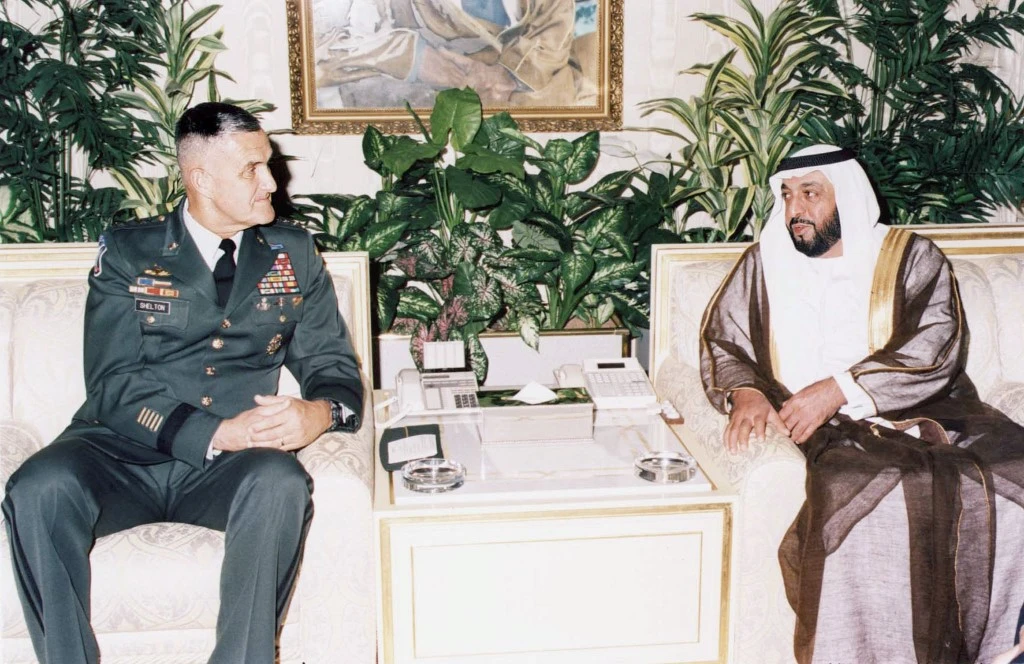 Sheikh Khalifa ibn Zayed al-Nahayan (R) receives Chairman of the US Joint Chiefs of Staff, General Henry Shelton, Sept. 2, 1998. (AFP)