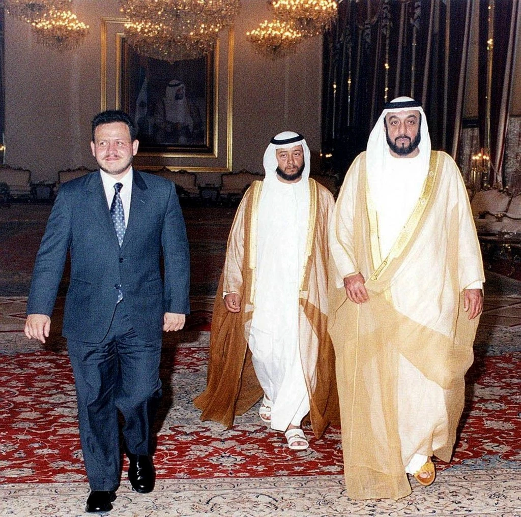 Sheikh Khalifa (R) and Jordanian King Abdullah leave their meeting in Abu Dhabi 16 May 2000. (AFP)
