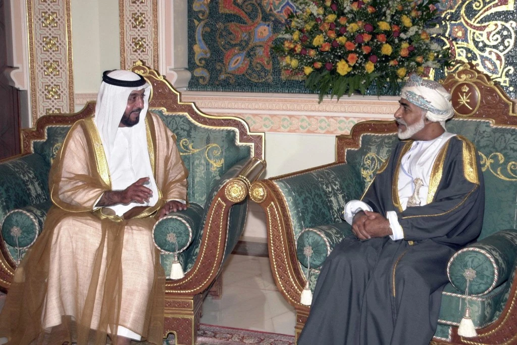 Sheikh Khalifa bin Zayed meets with Omani leader Sultan Qaboos (R) in Muscat 26 February, 2000. (AFP)