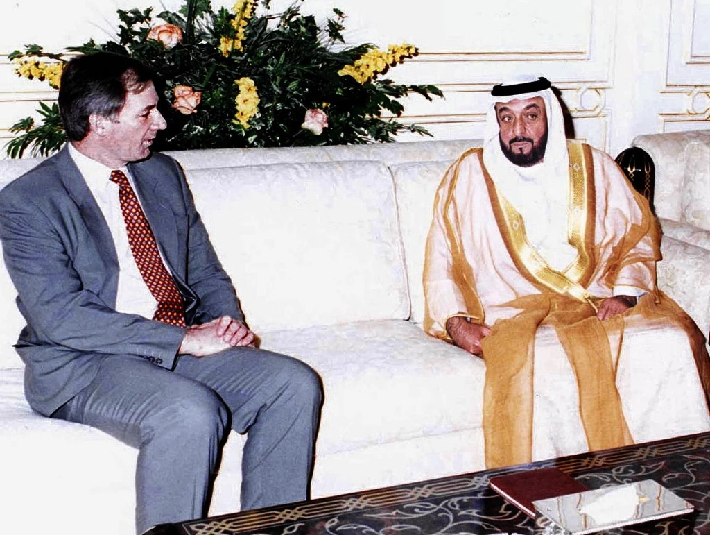 Sheikh Khalifa bin Zayed (R), Sheikh Khalifa meets with British Defense Secretary Geoffrey Hoon in February 2000 in Abu Dhabi. (AFP)