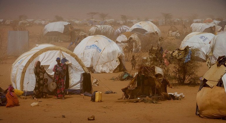 Somali women and children in Dagahaley refugee camp, Dadaab, Garissa County, Kenya. (UNICEF)