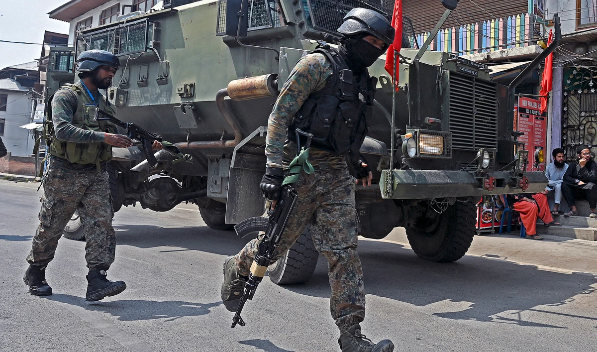 Indian paramilitary troopers run towards a site of a gunbattle between suspected militants and Indian government forces in Srinagar on April 10, 2022. (AFP/File)