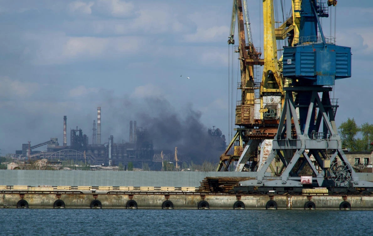 The three-day halt in Russia’s attack on the Azovstal steelworks was announced as EU member states debated a proposed ban on Russian oil, the bloc’s toughest move yet over Moscow’s invasion of its neighbor. (File/AFP)
