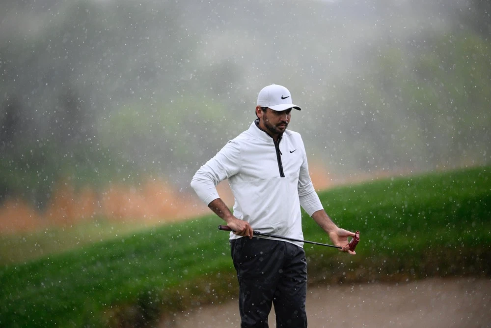 Jason Day handles rain, expands lead at Wells Fargo