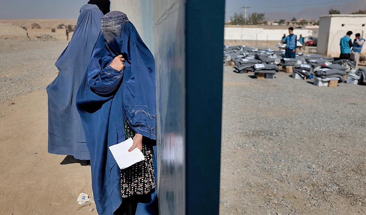 Taliban order Afghan women to wear all-covering burqa