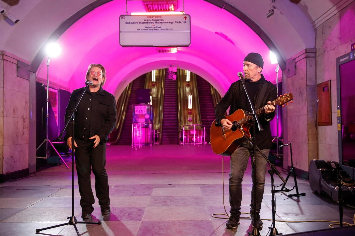 U2’s Bono gives ‘freedom’ concert in Kyiv metro