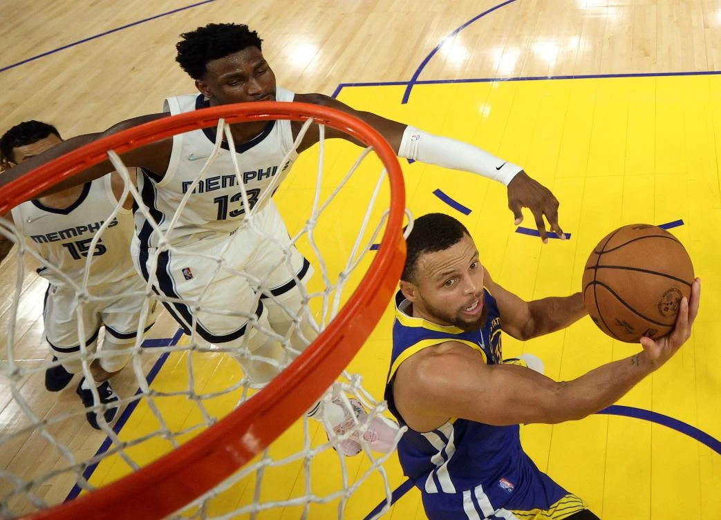 Golden State Warriors’ Stephen Curry scored 29 with six 3s in beating the Memphis Grizzlies 110-96 in Game 6 on Friday night. (Getty Images/AFP)