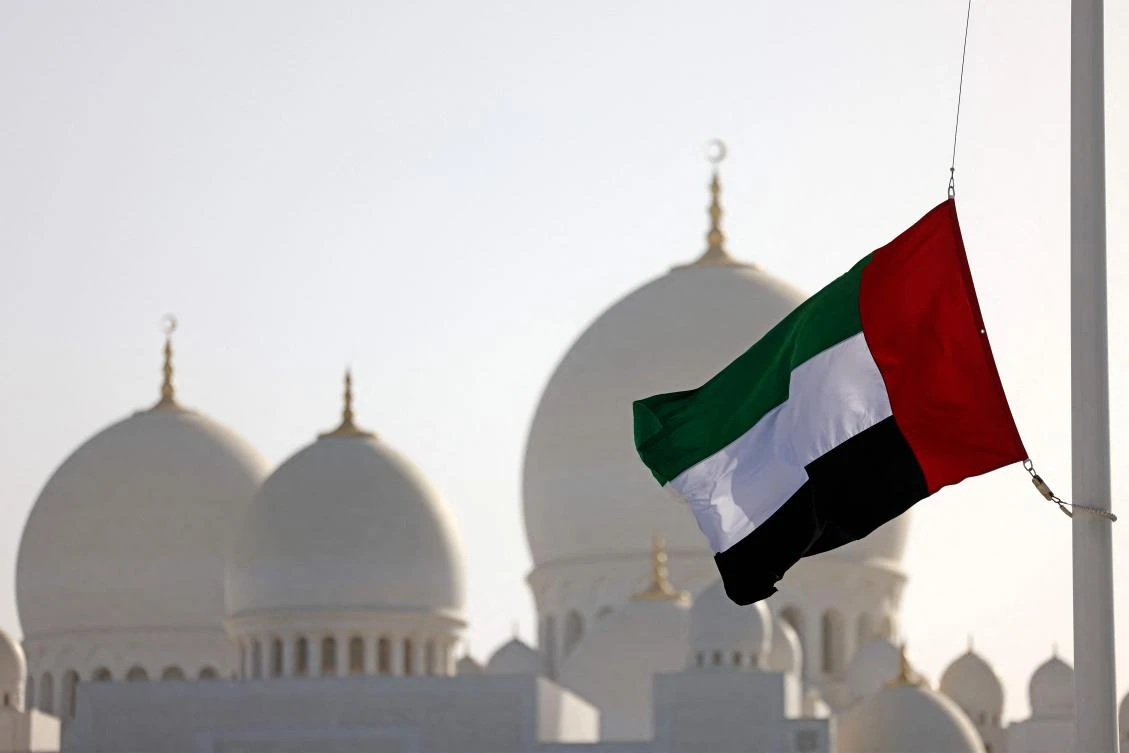 The UAE’s flag flies at half-mast outside the Sheikh Zayed Grand Mosque in Abu Dhabi on Friday, following the death of UAE’s President Sheikh Khalifa bin Zayed Al-Nahyan. (AFP)