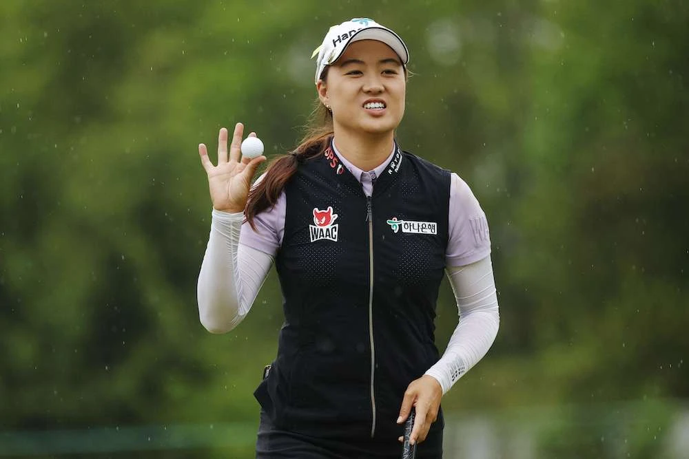 Minjee Lee of Australia reacts after sinking a putt on the 18th green during the third round of the Cognizant Founders Cup at Upper Montclair Country Club on May 14, 2022 in Clifton, New Jersey. (AFP)