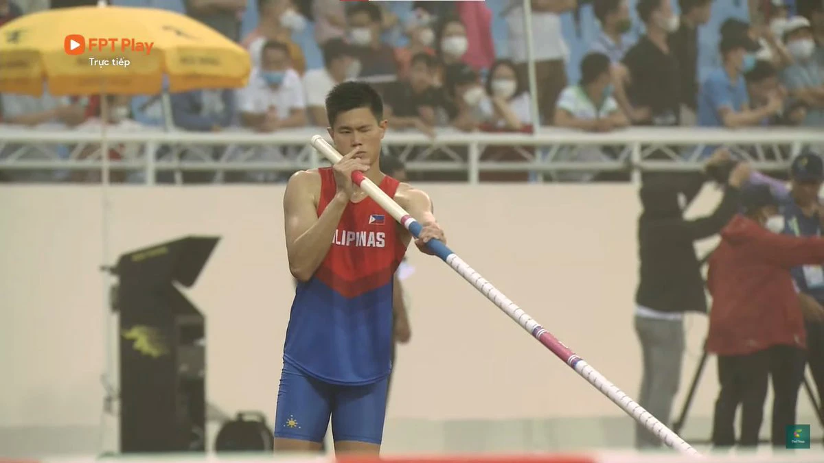 The Philippines' pole vaulter Ernest John Obiena competes at the My Dinh National Stadium in Hanoi. (Twitter/@ThomasianEngr)
