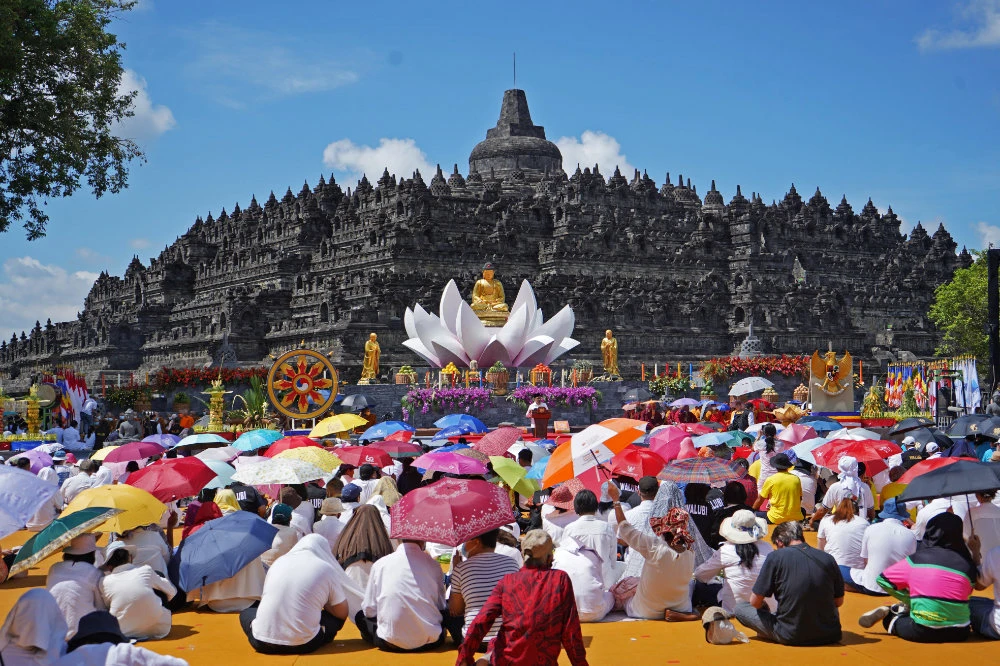 Indonesians celebrate Vesak Day at world’s largest Buddhist temple