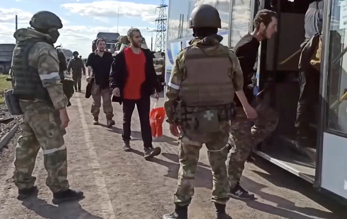 More than 250 Ukrainian troops surrender as Kyiv orders Mariupol to yield