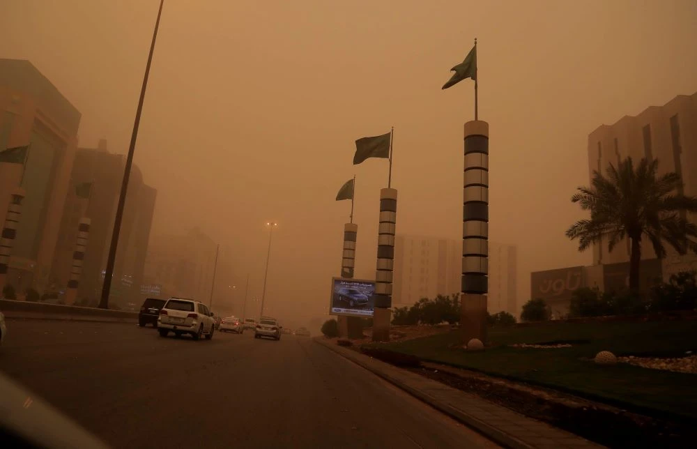 Intense sandstorm envelops parts of Kingdom in gray haze