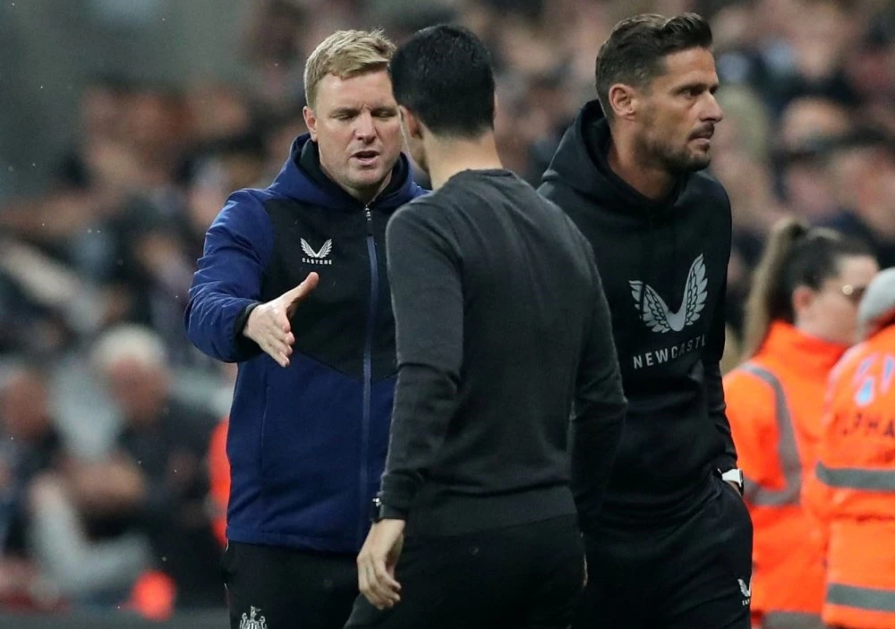 Newcastle United manager Eddie Howe shakes hands with Arsenal manager Mikel Arteta at St. James’ Park, Newcastle, England, May 16, 2022. (Reuters)