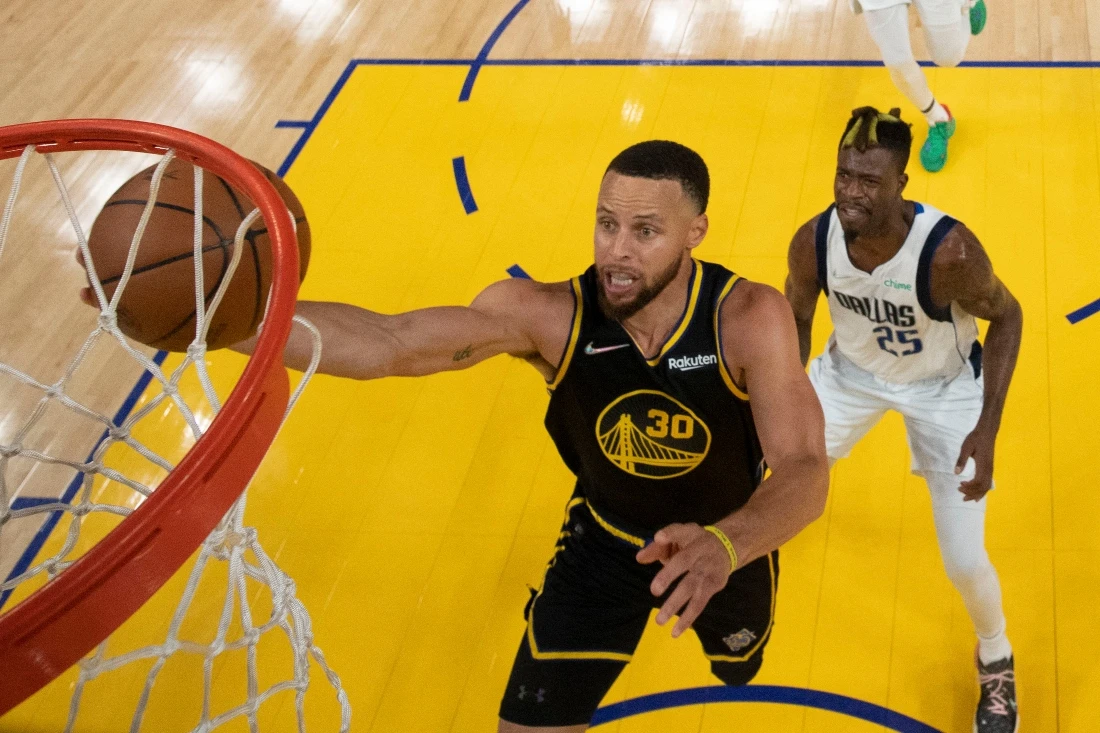 Golden State Warriors guard Stephen Curry goes to the hoop past Dallas Mavericks forward Reggie Bullock during the first half in Game 1 of the 2022 Western Conference finals at Chase Center. (USA TODAY Sports)