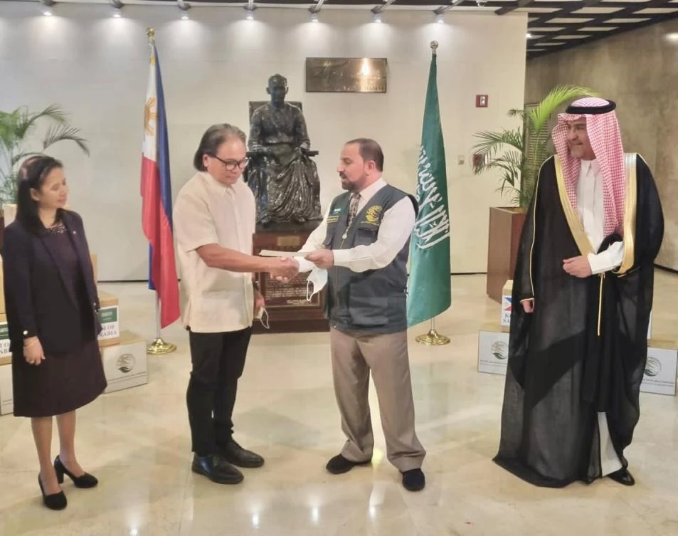 Saudi officials deliver $3.2 million worth of aid to Filipino officials. (@KSRelief_EN)