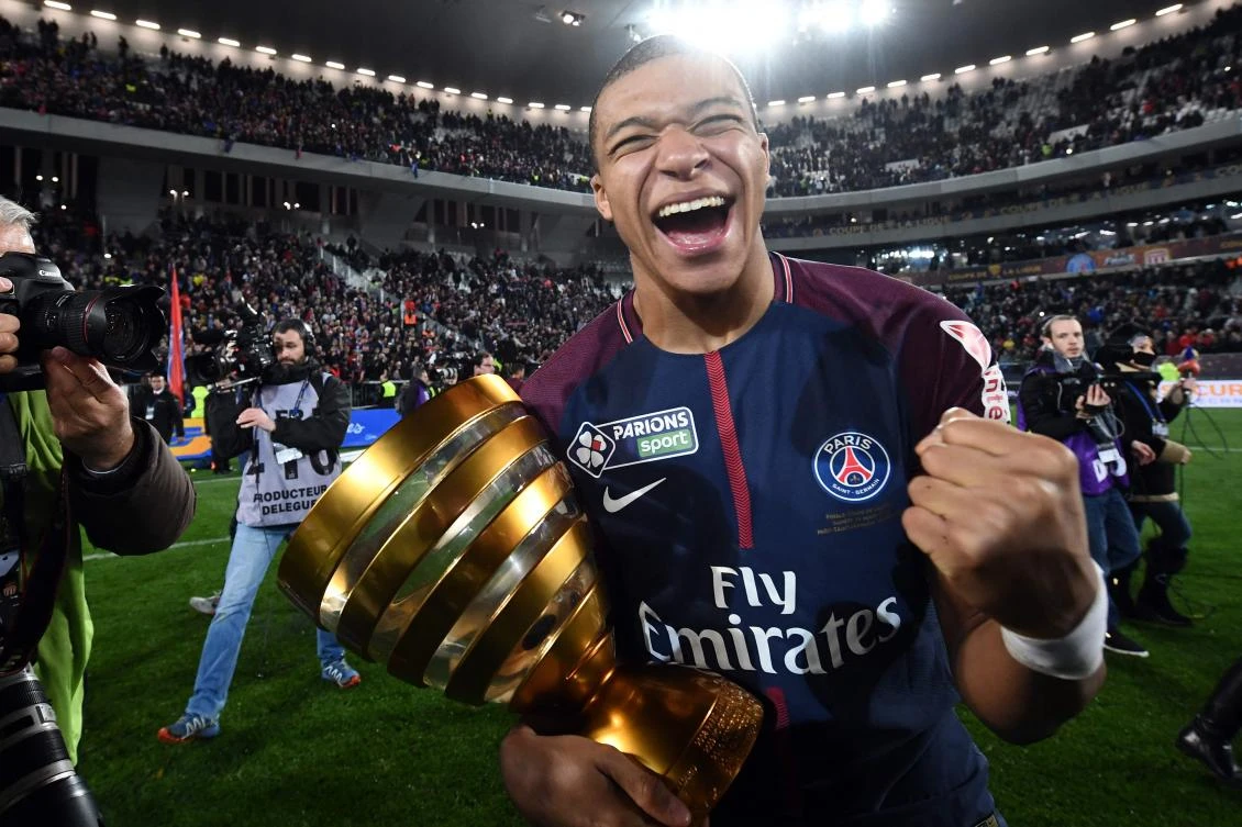 Paris Saint-Germain’s Kylian Mbappe has decided to extend his contract, where his current deal expires on June 30, after a long period of hesitation with Real Madrid, who were courting him, French and Spanish media reported on Saturday. (AFP)