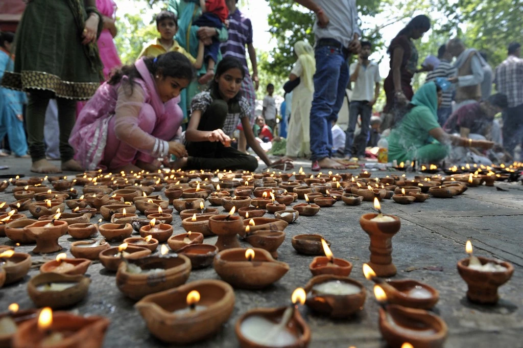 Indian Kashmiri Hindus light candles during the annual Hindu festival at the Khirbhawani temple in Tullamulla village, some 30km east of Srinagar in this June 9, 2011 photo. (AFP file photo)