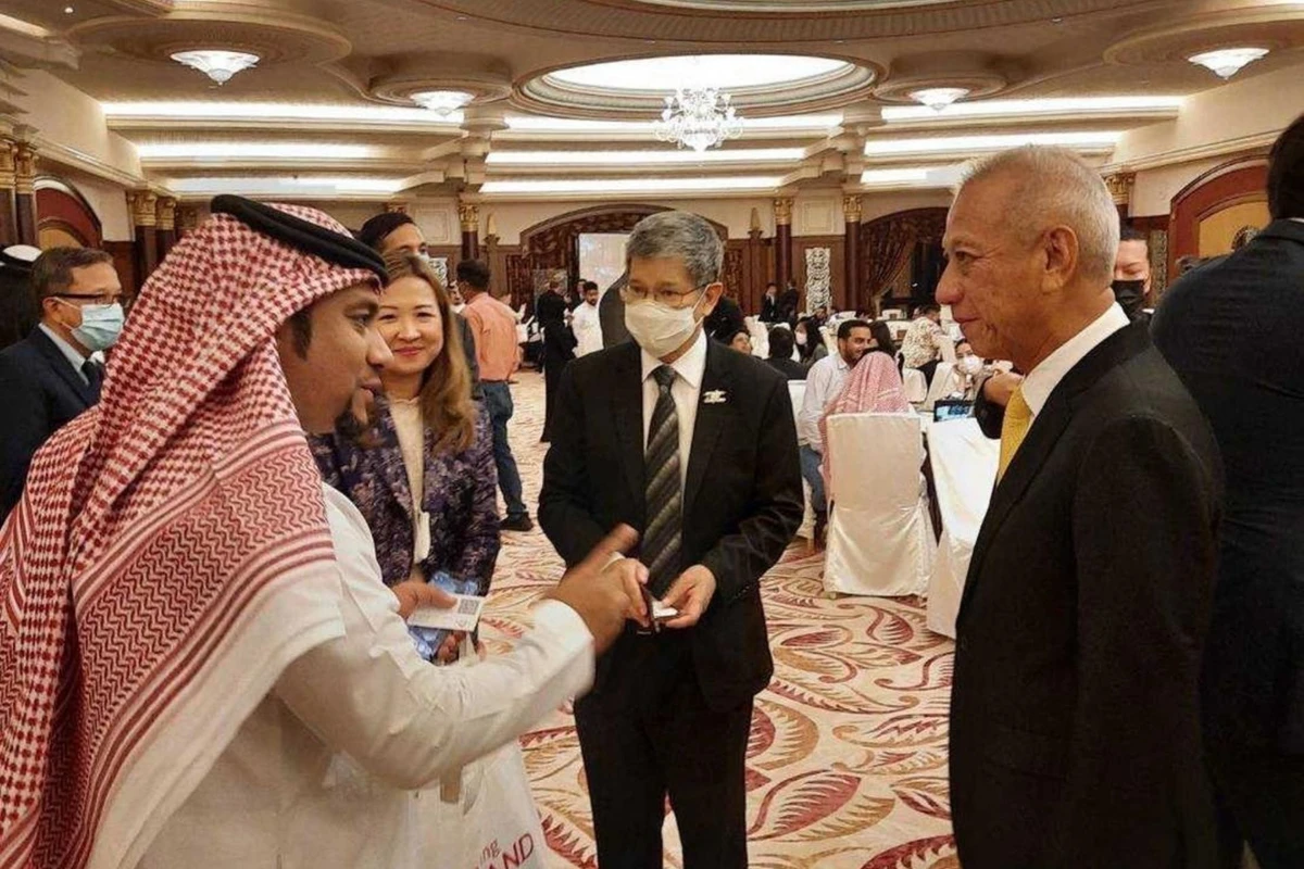 Thailand’s Minister of Tourism and Sports, Phiphat Ratchakitprakarn, right, led the country’s delegation as part of the Amazing Thailand Roadshow to Saudi Arabia, May 15-17, 2022. (Tourism Authority of Thailand)