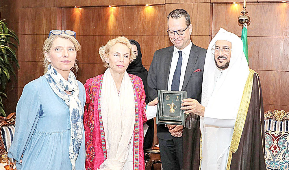 Saudi minister receives Swedish special envoy to OIC