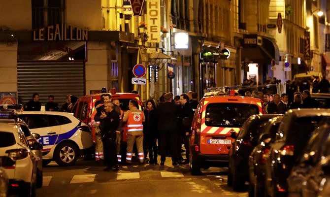 Policemen, firefighters and emergency service members stand in a blocked street in Paris centre after one person was killed by a man armed with a knife in 2018. (File/AFP)