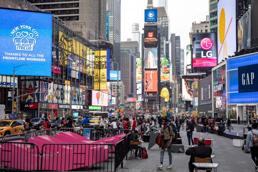 The US Commerce Department confirmed the economy contracted in the first quarter under the weight of a record trade deficit and a slightly slower pace of inventory accumulation compared to the fourth quarter.