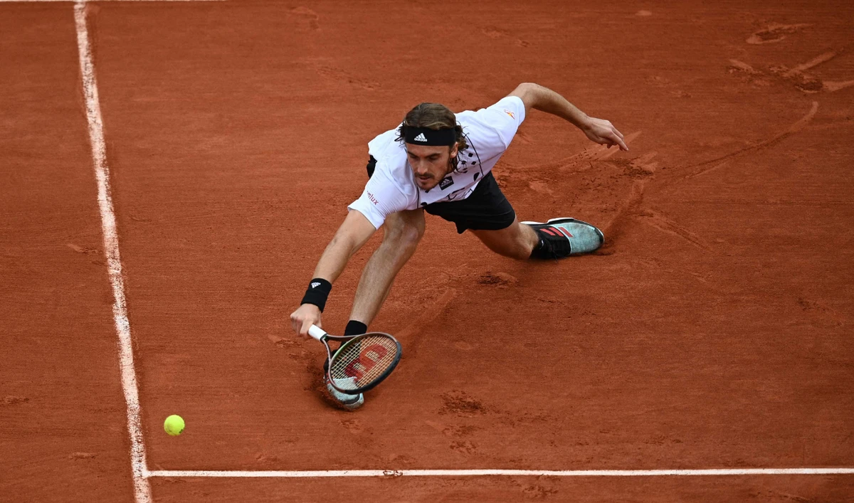 Swiatek runs streak to 30 as Tsitsipas survives another French Open epic